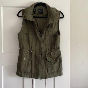 Army green vest, size medium. Like new